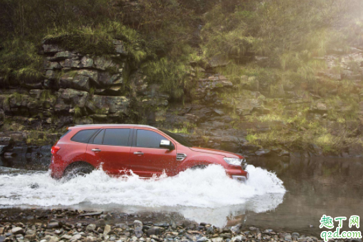 积水路面开车怎么通过安全 汽车涉水行驶后需要检查哪