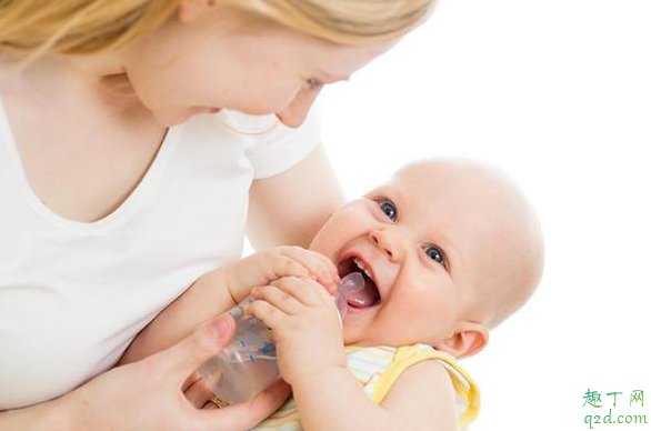 刚出生的宝宝需要每天喂水吗 刚出生的宝宝喂水好还是不喂水好