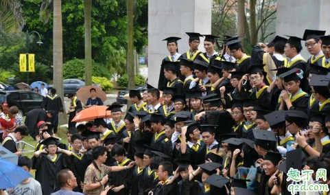 刚毕业大学生先工作还是创业 大学毕业生应该自己创业吗