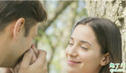 男生为什么会吻女生锁骨 男人吻手背代表什么