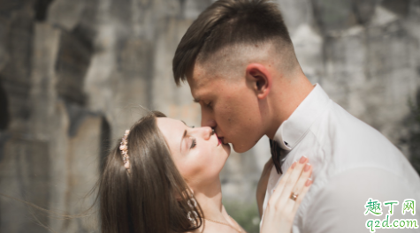 男生为什么会吻女生锁骨 男人吻手背代表什么