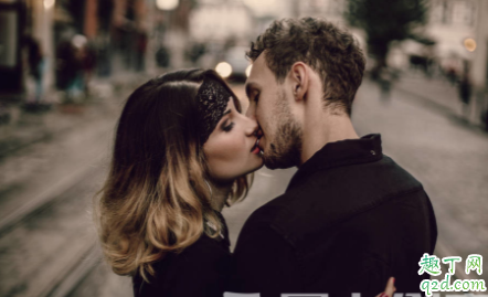 男生接吻很用力代表什么 男生为什么会吻头发