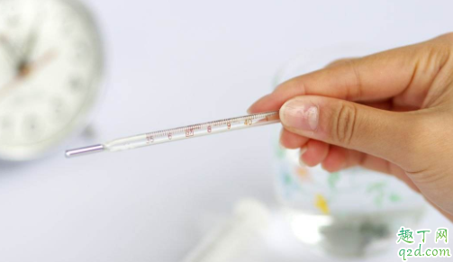 水银体温计腋下夹几分钟 水银体温计碎了会不会中毒