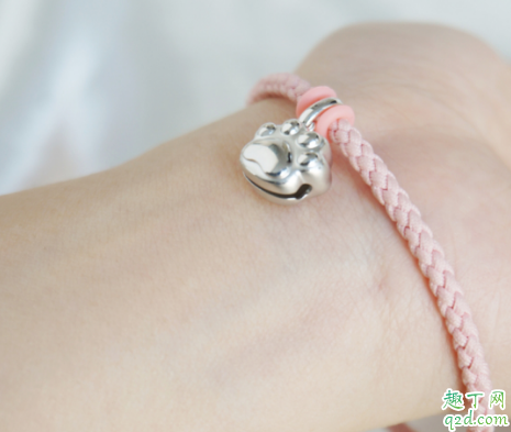 周大福银色猫爪转运珠多少钱 周大福银饰猫爪吊坠怎么配好看