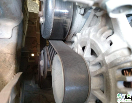 汽车发动机皮带什么时候更换 小车发动机的皮带断了还能行驶吗