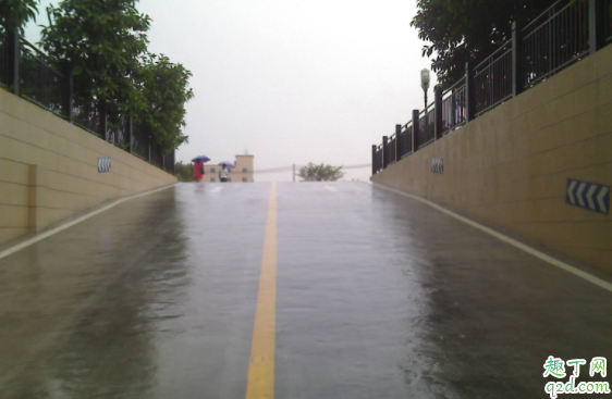 汽车上坡堵车怎么跟车 坡道停车车头朝上还是朝下