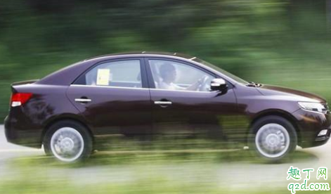 汽车经常踩地板油会怎样 猛踩地板油对发动机有危害吗