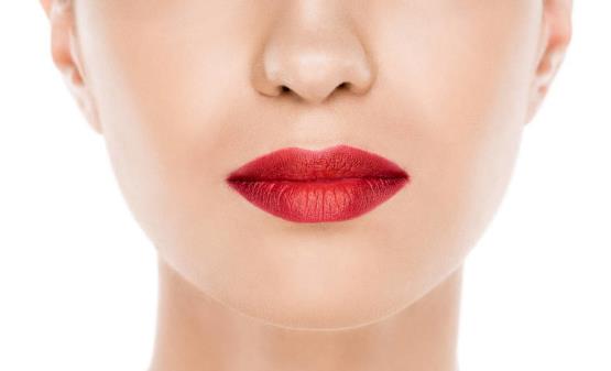 秋冬季节护唇小妙招 正确选择润唇膏轻松脱掉嘴唇小干屑