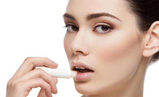 秋冬季节护唇小妙招 正确选择润唇膏轻松脱掉嘴唇小干屑