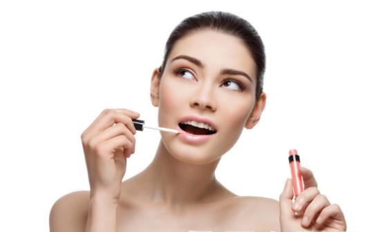 秋冬季节护唇小妙招 正确选择润唇膏轻松脱掉嘴唇小干屑