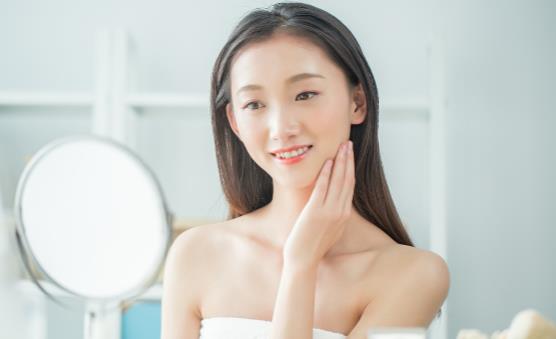 冬季皮肤干燥要怎么保湿 干皮的冬日抗干燥大作战