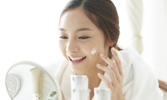 冬季皮肤干燥要怎么保湿 干皮的冬日抗干燥大作战