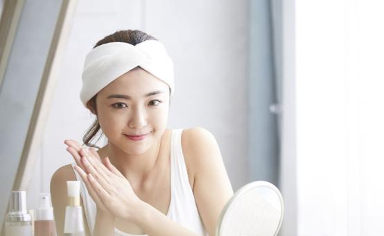 冬季皮肤干燥要怎么保湿 干皮的冬日抗干燥大作战