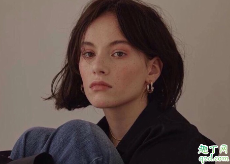 女生说自己黑了怎么回答 女孩子晒黑了幽默回复