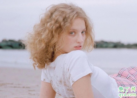 女生说自己黑了怎么回答 女孩子晒黑了幽默回复