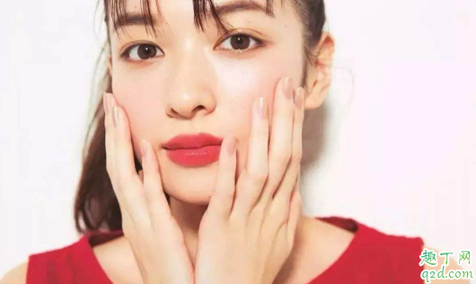 嘴唇发黑正常吗 嘴唇发黑是不是因口红没卸干净