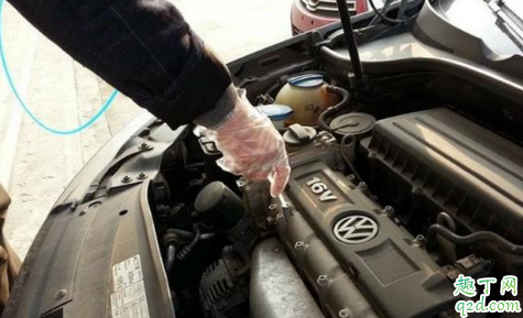 机油是抽干净还是放干净 机油放时间长了还能用吗