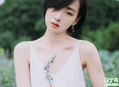 女生平胸是发育有问题吗 特别平胸的女孩产后有奶水吗