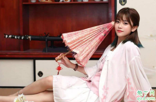 女生平胸是发育有问题吗 特别平胸的女孩产后有奶水吗