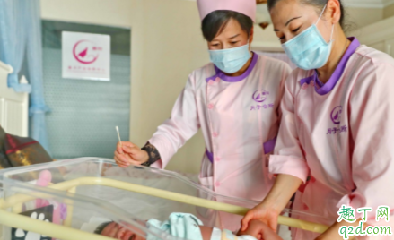 新生儿纸尿裤多久可以换 什么是宝宝换尿不湿的信号呢