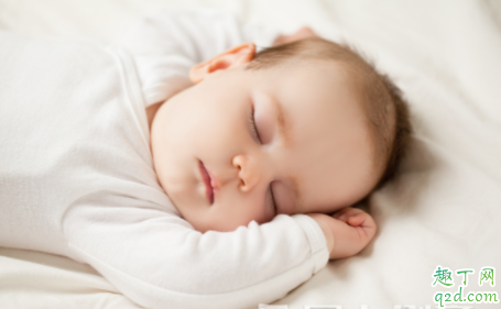 宝宝先咳嗽一天后发烧怎么回事 小孩有一点发烧和咳嗽要打针吗