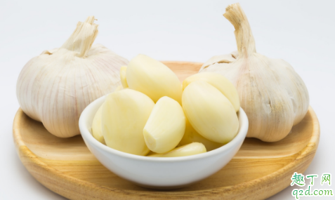 大蒜出土叶片发黄是病害还是肥料不足 大蒜出齐苗后能盖一层草木灰吗