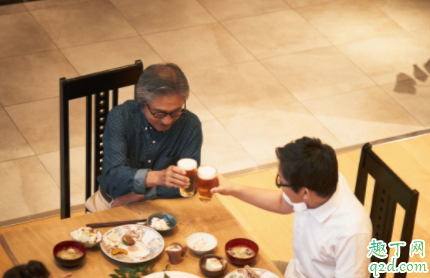 普通员工如何给领导敬酒 给领导敬酒要注意什么