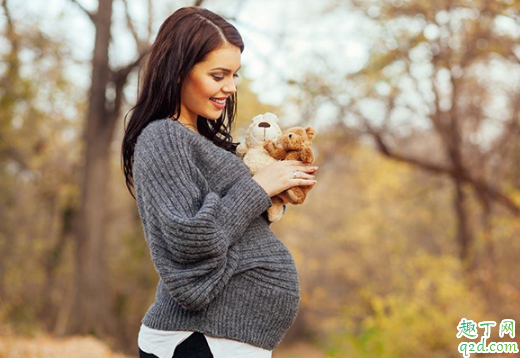 怀孕6个月一摸肚子宝宝就动正常吗 孕6月一摸肚子宝宝就动怎么回事