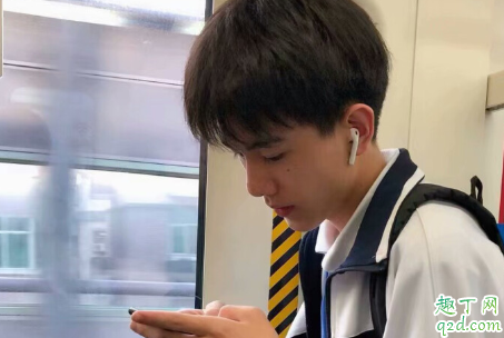 男友一有机会就动手动脚怎么办 男生谈恋爱后越来越色正常吗