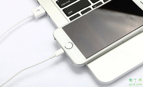 手机充电速度和数据线有关系吗 手机插在电脑上面充电会坏手机电池吗