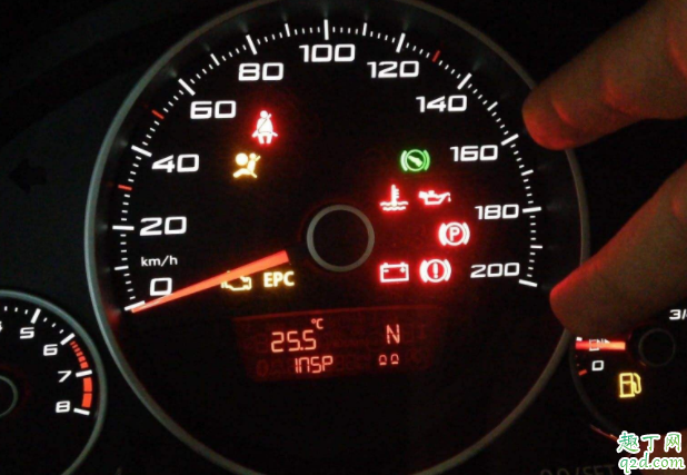 汽车加完油油灯还亮咋回事 加满油后为什么发动机灯会亮
