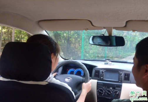 汽车起步加油要松离合器吗 汽车起步离合器怎么松