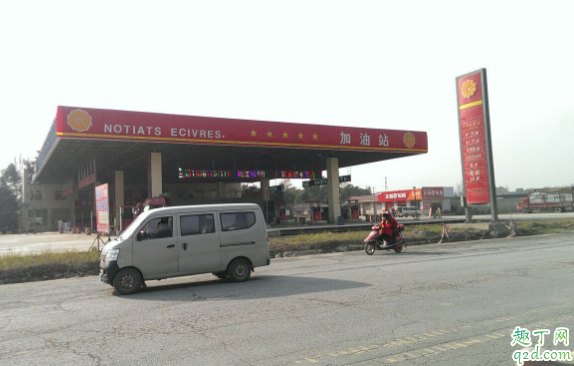 汽车加油可以加不同加油站的油吗 不同油号可以混加吗