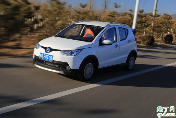 为什么汽车加油门会一顿一顿的 汽车起步抖动是哪里的问题