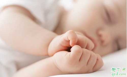 宝宝吐奶是咋回事 宝宝吐奶怎么解决