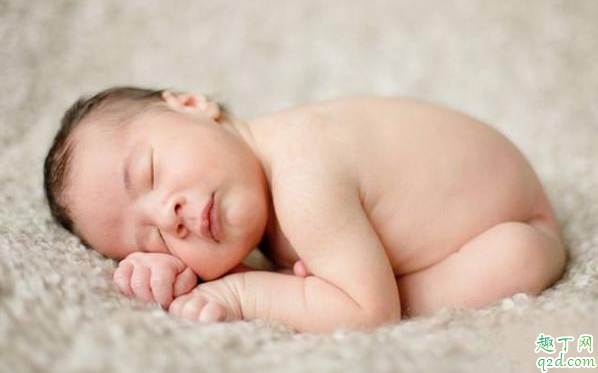 宝宝吐奶是咋回事 宝宝吐奶怎么解决