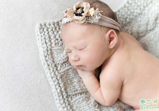 一百多天的宝宝抱起来头四处摇晃不稳正常吗 为什么宝宝头晃来晃去