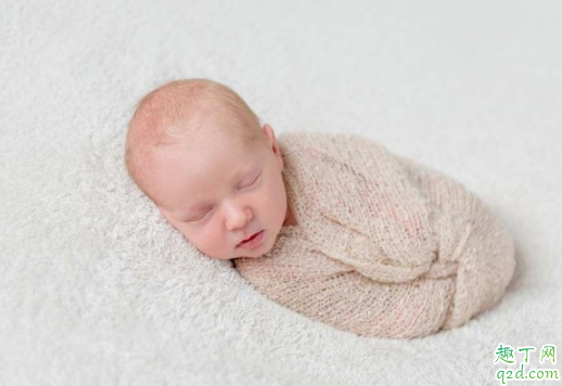 小孩裸睡好还是穿衣服睡好 小孩几岁适合裸睡