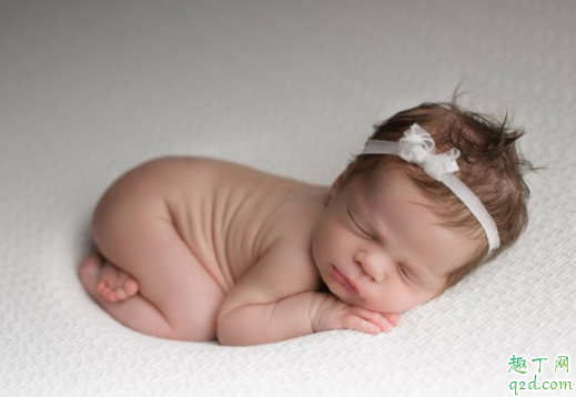 小孩裸睡好还是穿衣服睡好 小孩几岁适合裸睡