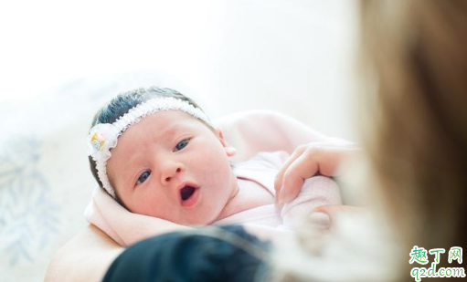 宝宝刚生出来就挤乳头好吗新生女宝要不要挤乳头