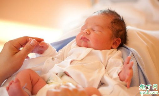 宝宝刚生出来就挤乳头好吗新生女宝要不要挤乳头