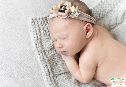 尿不湿和尿布哪个适合新生儿 刚出生的婴儿怎么用尿不湿和尿布