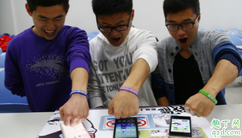 饭局玩手机是真的不礼貌吗 朋友聚餐时老看手机是什么意思