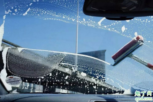 汽车玻璃水冬天要换吗 夏季玻璃水没用完冬天能用吗