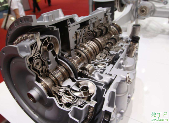 车子变速箱油多久换一次 怎么知道变速箱油该换了