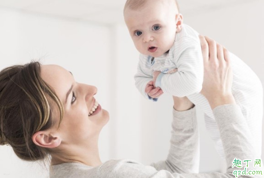 婴儿什么时候可以抱出门 宝宝出生多久可以抱外面