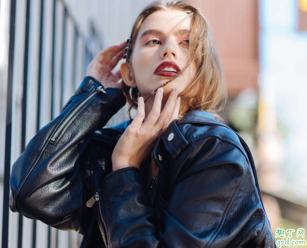 皮衣上有泡沫胶咋办 泡沫胶沾到皮衣怎么去掉