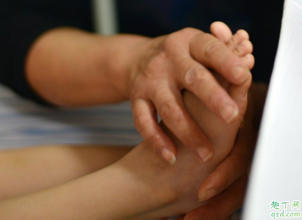 崴脚能热敷吗 崴脚了可以揉揉吗