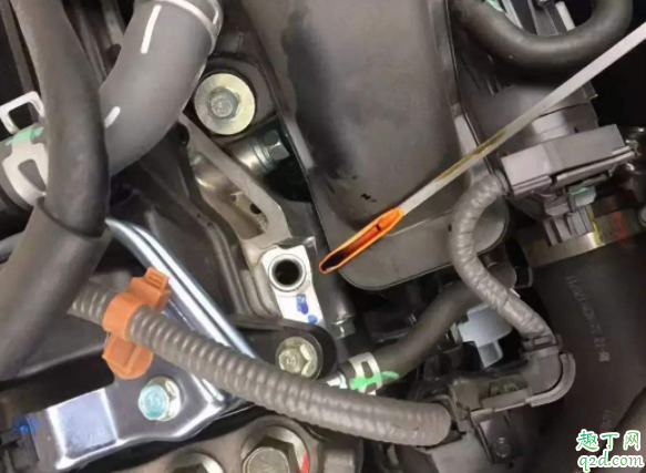 汽车机油加过上限有什么后果 汽车机油加多了怎么办