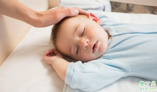 新生儿睡觉有必要穿衣服吗 婴儿穿衣服睡觉和裸睡哪个好